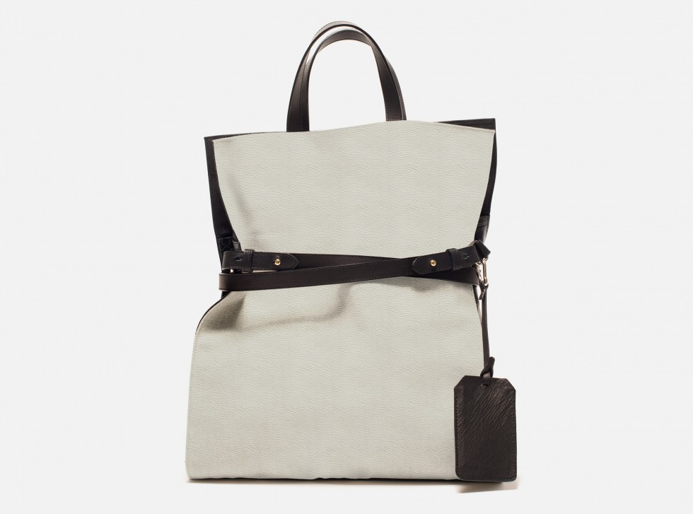 Tote all mighty white