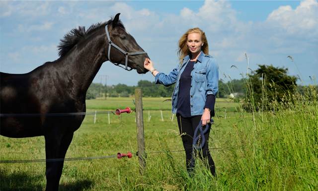 Hälsa på hemma hos Isabel Adrian och Steve Angellos hästgård i Skåne