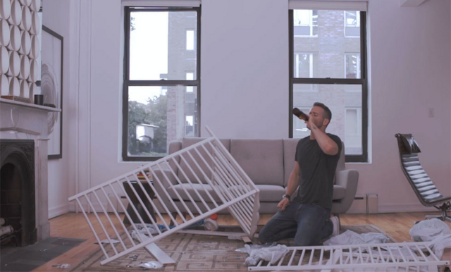 Det spårar ur totalt när Ryan Reynolds försöker bygga ihop en IKEA-möbel