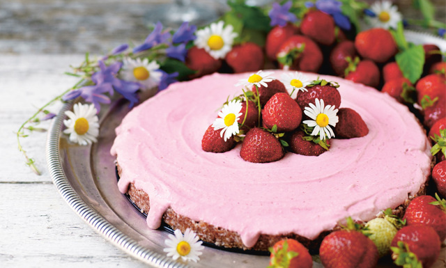 Njut av jordgubbstårta till midsommar – utan socker, gluten eller mjölk