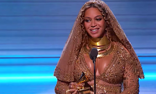 Klipp: Beyoncé tar över scenen med magisk show på Grammy-galan 