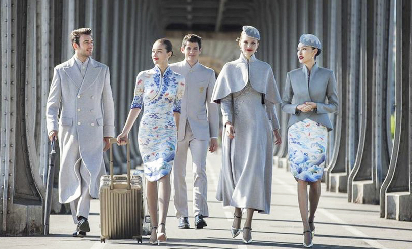 Flygbolaget lanserar stilsäkra uniformer – i samarbete med känd designer