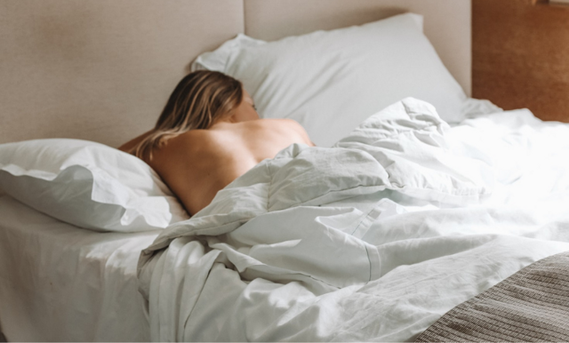 Därför mår din kropp bättre när du sover naken – 3 anledningar
