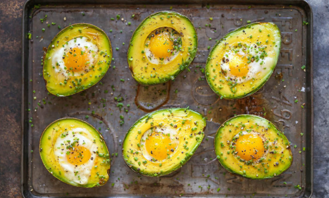Ugnsbakad avokado med ägg – den perfekta frukosten