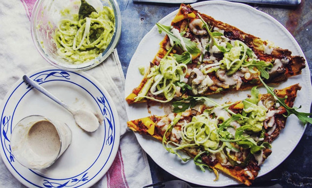 Glutenfri pizza med avokadosalsa och tahinisås