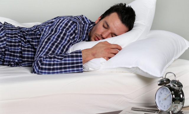 Läkare förklarar: Därför rycker du till när du somnar