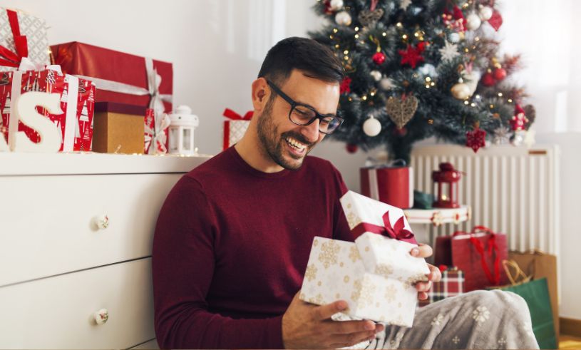 Julklappstips till pojkvän och pappa – allt från parfymer till upplevelser