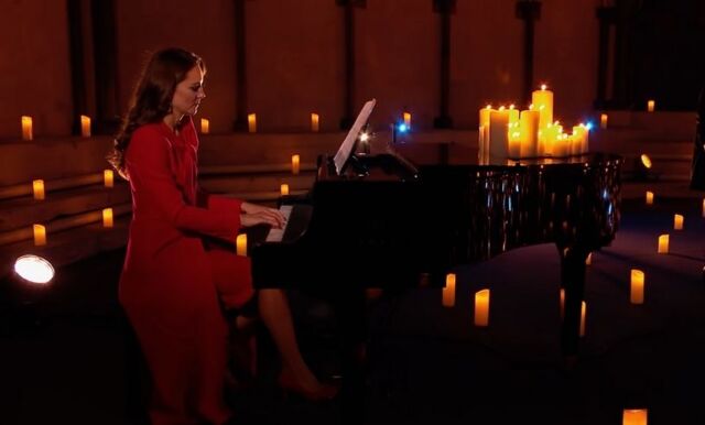Här spelar Kate Middleton piano i unikt framträdande