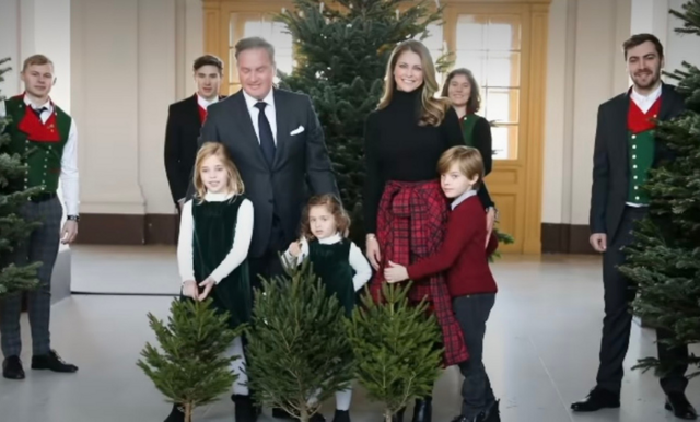 Prinsessan Madeleines omtalade julstil – se när hon och familjen tog emot granarna på Kungliga slottet