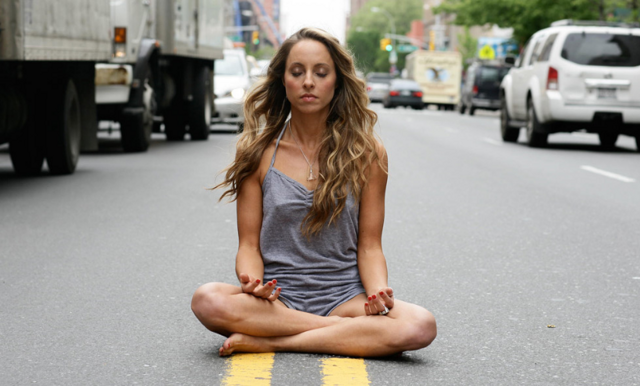 Gabrielle Spirit Junkie Bernstein: Minska stress och oro med 10 minuter på studsmattan