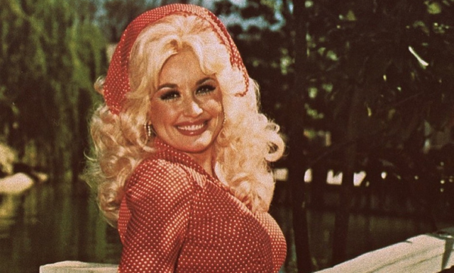 Dolly Parton visar upp sitt riktiga hår i unik bild på Instagram