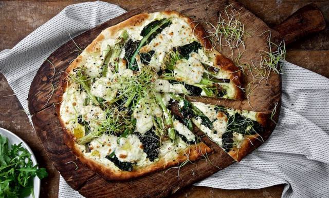 Grön Pizza Bianca med Mozzarella