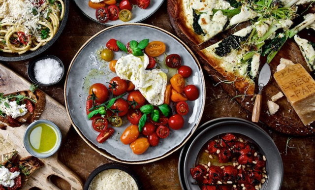 Caprese – Italiensk klassiker med mozzarella, tomat, basilika och olivolja