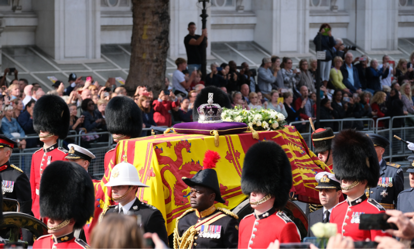 Kung Carl XVI Gustaf hade hedersplats på Elizabeth II:s begravning
