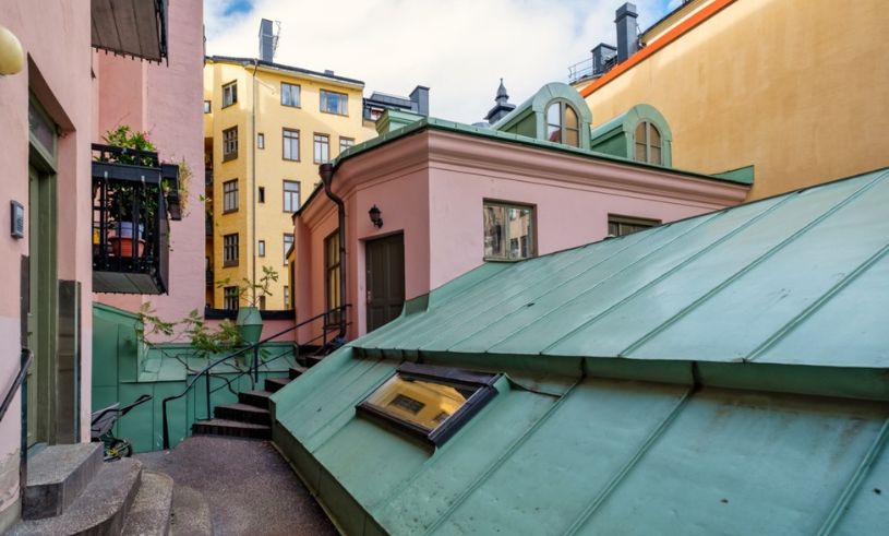 Charmigt rosa gårdshus mitt i Stockholm till salu