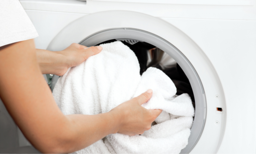 Torka tvätten snabbare – med hjälp av en handduk