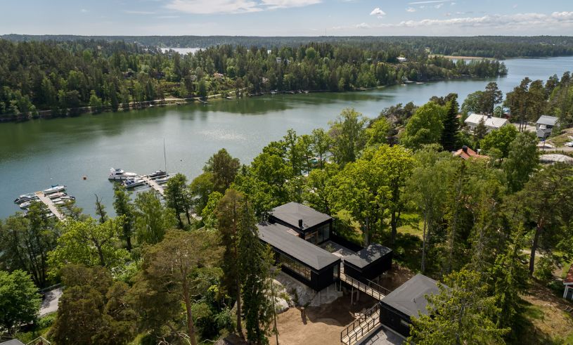 Modern villa vid Strömma kanal till salu – för nästan 17 miljoner kronor