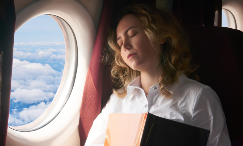 Därför ska du aldrig luta ansiktet mot flygplansfönstret – enligt flygvärdinnan