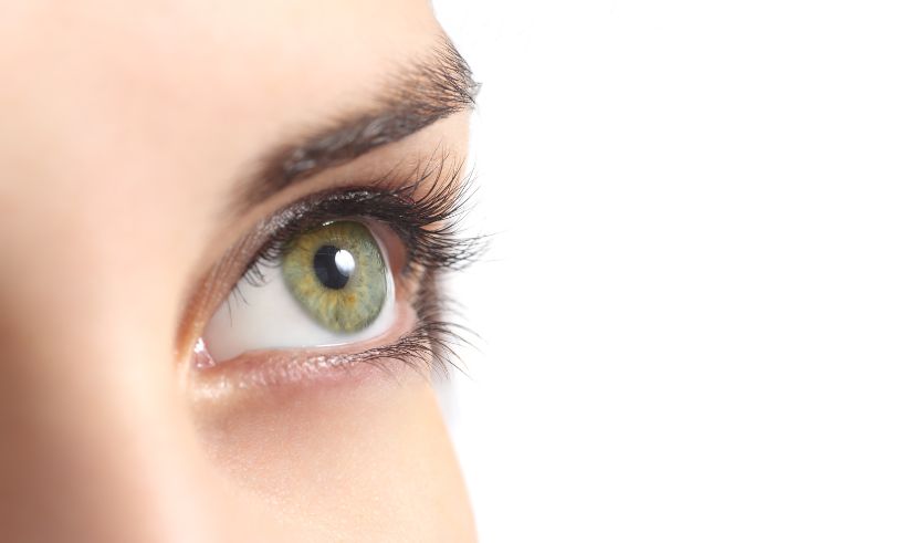 4 saker du gör varje dag som skadar dina ögonfransar – gör så här i stället!