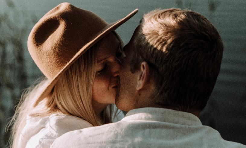 4 saker som avgör om en kyss blir underbar – eller fruktansvärd
