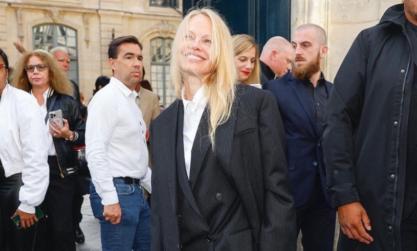 Därför skippade Pamela Anderson sminket på modeveckan i Paris