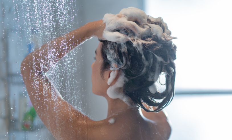 Tvätta håret på morgonen eller kvällen? Det beror på din hårtyp