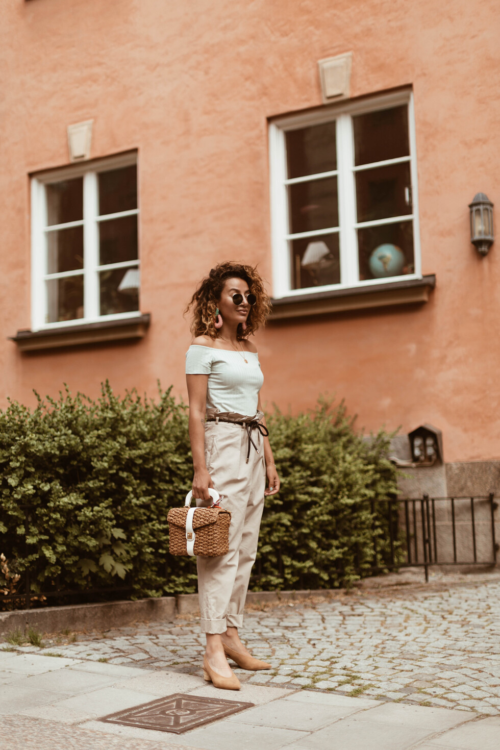 sara-che-paper-waist-pants-90s-fashion-straw-bag-curly-hair-off-shoulder-top