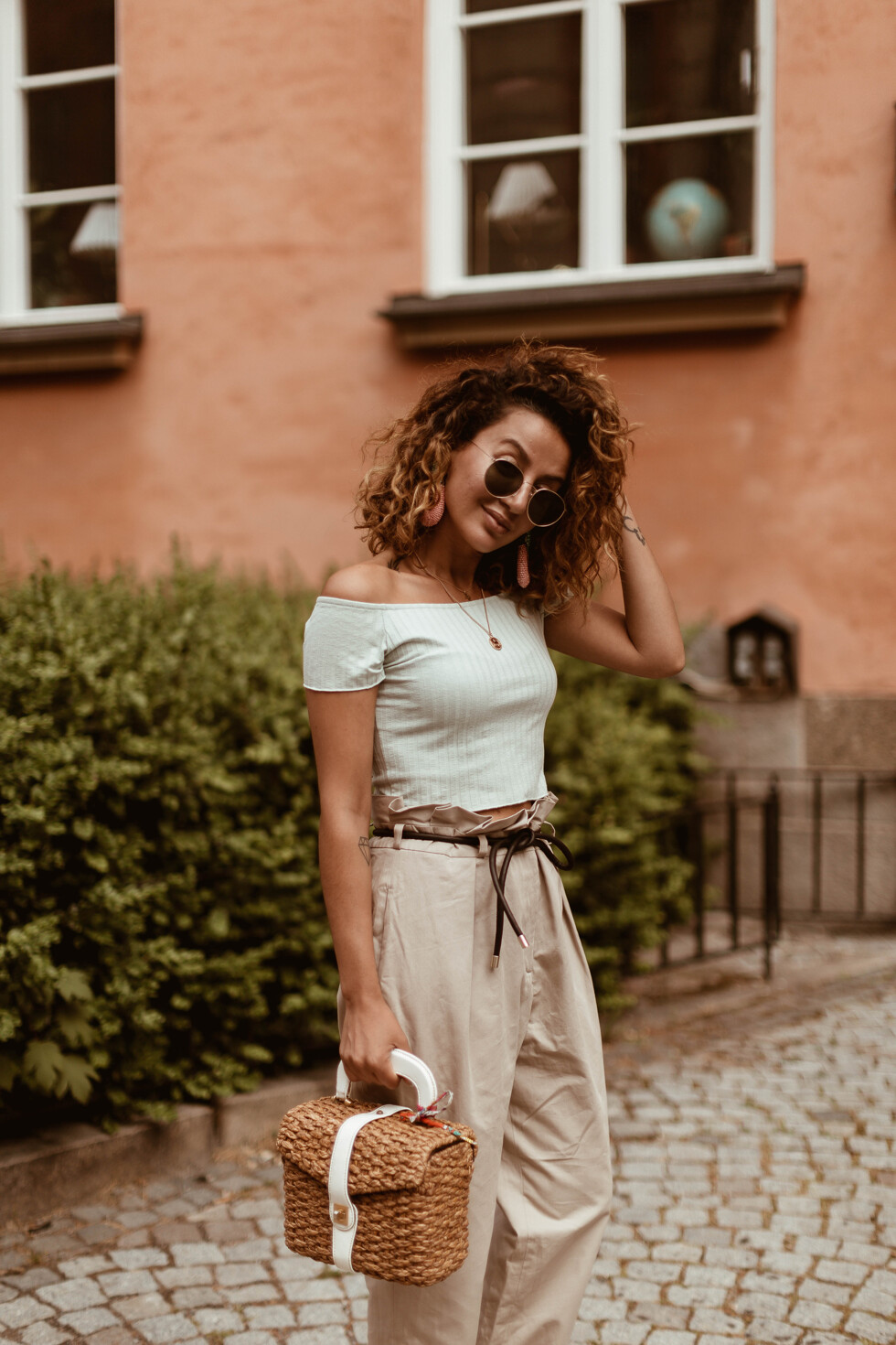sara-che-paper-waist-pants-90s-fashion-straw-bag-curly-hair-off-shoulder-top