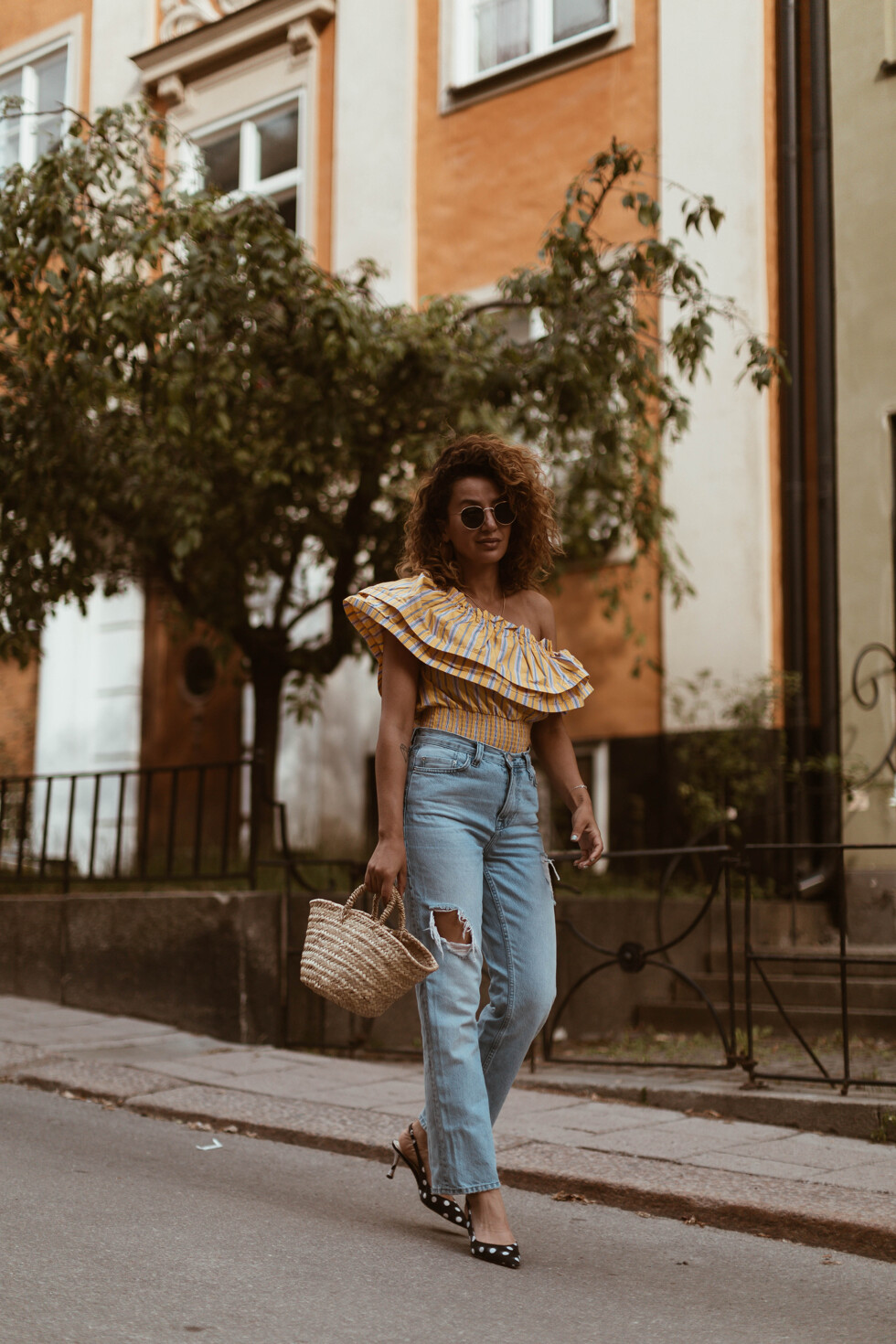 sara-che-river-island-yellow-oversized-frill-top-nly-denim-zara-dotted-kitty-heels-basked-bag-curly-hair
