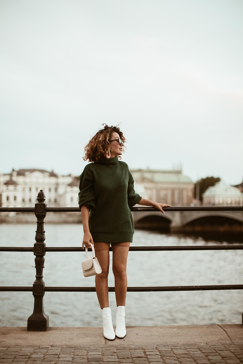 sara-che-indian-summer-turtleneck-knit-bycle-short-bag-snake-print-boots-nelly-curly-natrual-hair-persian-influencer