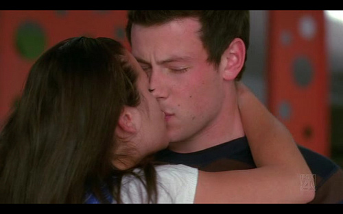 Som var Finn dating på Glee när han dog