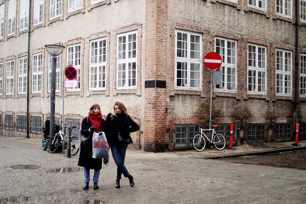 vi åkte till köpenhamn: gick på regnvåta gator & åt gatumat vid en brasa