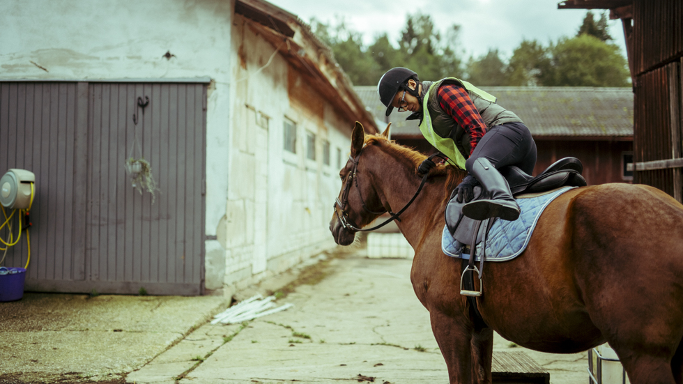 Mart_Vares_Ratsatalu_getting_on_the_horse_2_18.09.2015_small
