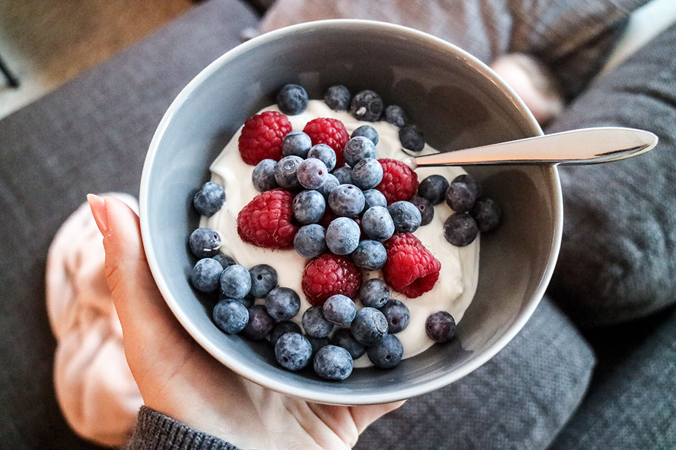 rysk-yoghurt-blabar-hallon-nyttig-frukost-en-god-morgon