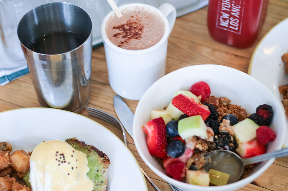breakfast-frukost-brunch-the-butchers-daughter-yoghurt-granola-berries-avokado-eggs