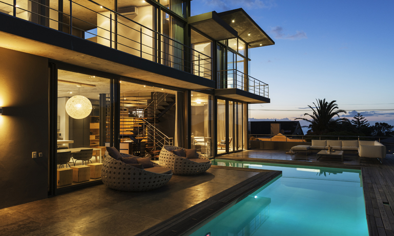 Luxury house with swimming pool illuminated at night Foto: Caia Images /IBL BildbyrÂ OBS: Endast Icke exklusiv redaktionell anv‰ndning. Fˆr annan anv‰ndning - kontakta IBL